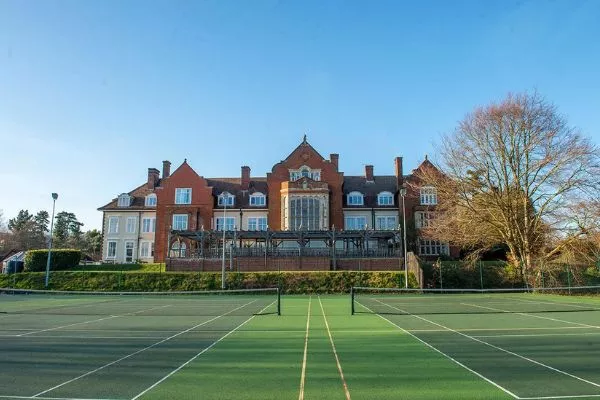 Пансион Bedales School и теннисные корты на территории кампуса